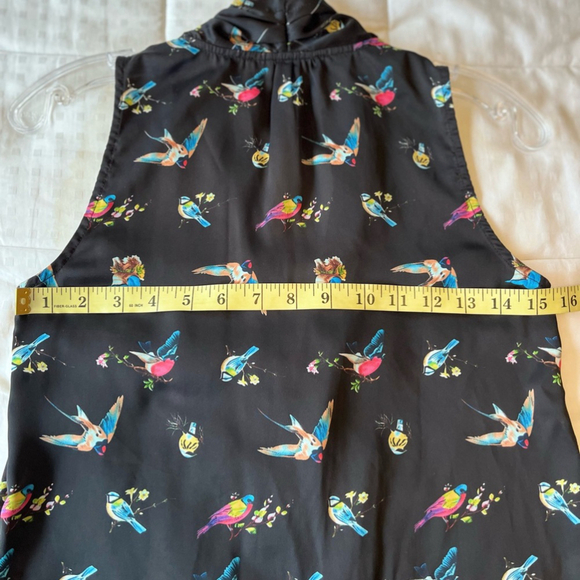 Monk & Lou Multi Bird Print Sleeveless Shawl Collar Blouse XXS Black - Picture 16 of 16